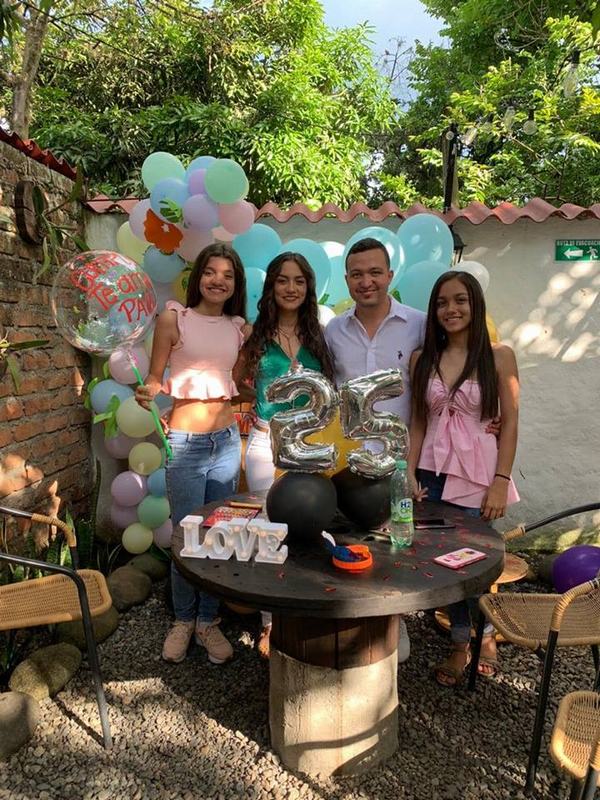 La cumpleañera junto a sus hermanas, Ana Sofía y María José Salas Segura,